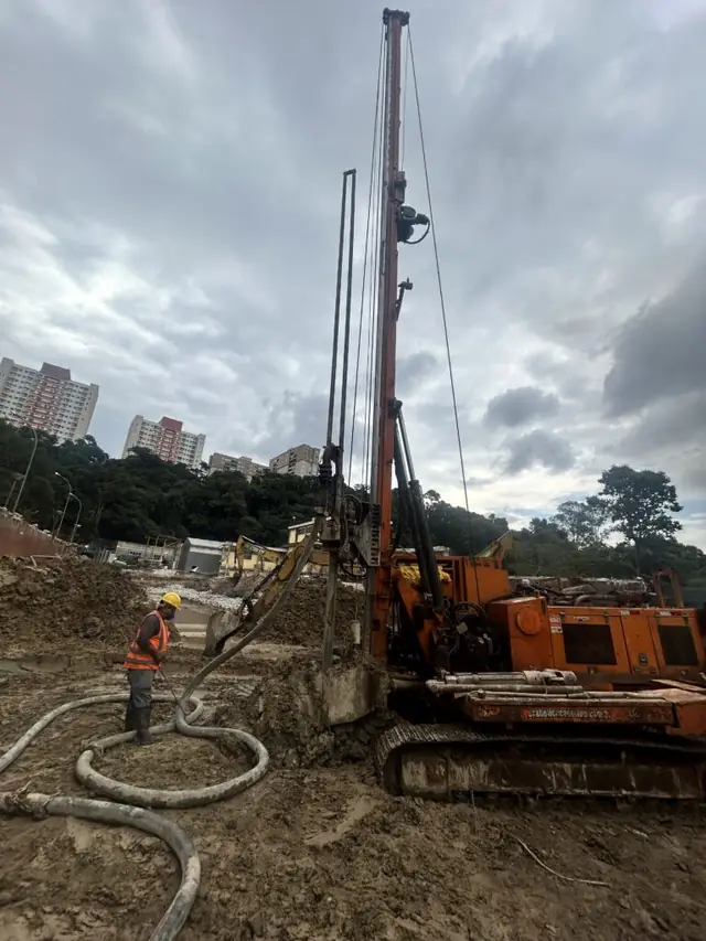 Execução de estaca hélice contínua em solo úmido com mangote de concreto